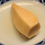 緒方 - ⑫蒸し煮海老芋(大阪府富田林産)、利尻昆布の出汁
      旬は晩秋～冬
      薄味の出汁で味付けされた海老芋は型崩れしていないけれど裏漉ししたかのように軟らかい
      口に入れると溶け出して優しい甘みが拡がります 