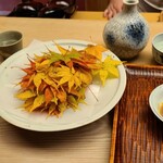 緒方 - ③本鮪《中トロ・大トロ・蛇腹》(青森県龍飛崎産)、白胡椒醤油添え、紅葉で秋を感じる仕様