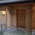 緒方 - 京都市営地下鉄四条駅から徒歩5分の「司葉　緒方」さん
      石畳の路地に入って30mほど進んだ所に京町家造りの建物が佇んでいます
      四条通りから少し入るだけで喧騒から切り離された空気に包まれるものなんですね。