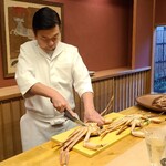 緒方 - 間人蟹(京都府間人産)
      緒方大将が集中しめ蟹を捌いていきます
      それほど集中して焼かれています 