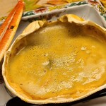 緒方 - ⑩間人蟹の蟹味噌甲羅酒
      酒、味醂、そして蟹味噌、炭火で加熱し良い塩梅に整えます
      ⑪炭火焼き間人蟹(3番脚)
      当たり前ですが、段々と小さくなる蟹の脚ですの
      がる食べ方で最後になるほど味わいが濃くなる