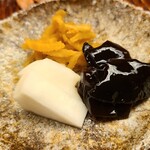 緒方 - ⑭お漬け物(木耳佃煮、切干すぐき、糠漬け蕪)
      塩は控えめで食べ易いです。
      お漬け物まできっちり一級品です♪