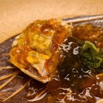 緒方 - ①間人蟹(雌、ハーフ)(京都府間人産)、内子、土佐酢ジュレ、青もずく
      身の穏やかな甘み、蟹味噌のコクと微かな苦み、内子のしっかりした旨みと甘み、それらが渾然一体とした濃い蟹の旨みが強い印象を残します 