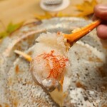 緒方 - ⑨湯引き間人蟹(爪)(京都府間人産)、生姜醤油添え
      多分、出汁で湯引きしたもの
      爪は蟹の華となっており、レアな食感
      何も付けずトゥルっと頂き、透明感のある旨みを楽しみます 