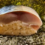 緒方 - ⑬鯖棒寿司、磯辺巻き
      産卵は春～夏、旬は秋～冬
      腹の側線付近に模様が無いので真鯖と判断
      生臭みはゼロで、肉厚で弾力あり、脂のりも良く、旨みと甘みが素晴らしい