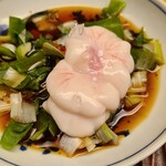 緒方 - ④雲子(真鱈の白子、船上処置)(宮城県宮古産)の刺身、九条葱(京都府鷹峯産)ポン酢
      超特選の淡い桃白色の白子、薄皮の硬さが無くプルプルのトゥルトゥル
      臭みゼロでありながら白子のコクのある旨みを堪能！ 