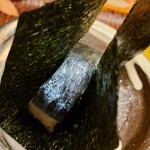 緒方 - ⑬鯖棒寿司、磯辺巻き
      産卵は春～夏、旬は秋～冬
      腹の側線付近に模様が無いので真鯖と判断
      生臭みはゼロで、肉厚で弾力あり、脂のりも良く、旨みと甘みが素晴らしい