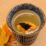 緒方 - ⑧間人蟹の蟹酒(4番脚)(京都府間人産)
      熱めの燗酒でジワッと蟹の旨みが出てます
      蟹を食べつつ蟹酒をチビチビ
      口腔内が蟹の津波に洗われますねー！ 