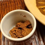 緒方 - ①間人蟹(雌、ハーフ)(京都府間人産)の外子
      外子は別分け、プチプチ感、軽めの旨み
      原則、内子の方が味わいがしっかりしてます
      舌の上に5秒ホールドして楽しみます 