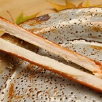 緒方 - ⑥炭火焼き間人蟹(1番脚)(京都府間人産)
      恐らくこの日で一番しっかり火入れされた一品
      火入れするほど身はしまり、旨みは強く、風味は濃くなります
      これが激ウマ！ 