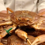 緒方 - ◯間人蟹
      小型底引き網船が5船のみの間人漁港
      その漁場は直ぐ近くで水揚げ当日に市場に並び、究極の鮮度と品質と評されます
      但し冬の日本海は海が荒れるため漁の無い日も多いため幻の蟹とも言われています 