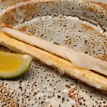 緒方 - ⑦炭火焼き間人蟹(2番脚)、青檸檬(広島県高根産)果汁掛け
      青檸檬果汁を垂らすと味わいが爽やかになり、印象がガラッと変化
      キチンと順序立てて味わい尽くさせるのが素晴らしい！ 