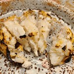 緒方 - ⑤炭火焼き間人蟹(胴体)(京都府間人産)
      胴体は大きいので5つに切って提供
      しっかり火入れが入ってる部分とミディアムレアの部分があるのですがどちらも美味しい
      焼きムラでなく、グラデーションなんですよね