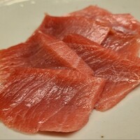 緒方 - ③本鮪《中トロ・大トロ・蛇腹》(青森県龍飛崎産)、白胡椒醤油添え
                      一流の鮨店の水準の本鮪を各々の脂の溶け方や旨みに微かな酸味など味わいのグラデーションを楽しむ