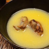 緒方 - ②栗(長野県小布施産)の渋皮煮揚げ、裏漉し銀杏(三重県伊賀上野)の摺り流しのお椀
                    恐らく利尻昆布と鮪節のお出汁に裏漉した銀杏を摺り流してあります
                    銀杏のエグみゼロ、仄かに青い旨みが沁々と滲みる