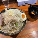 224727860 - 太麺ラーメン850円（野菜・脂マシ、ニンニク少なめ）と生卵50円