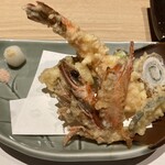 Setouchi Kappou Miyoshi - 揚げ物: 頭まで丸ごと齧り付ける海老天