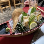 居魚屋　網元 - カスミ貝刺 中 980円、初めて食べた、なかなか希少な大型の巻貝、かなりコリコリしてた。
