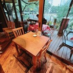 Royal Garden Cafe - おしゃれなウッドのテーブル席