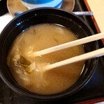 Yuki chan - ◯お味噌汁
                      白菜などの野菜の旨味と味醂が入っているであろう
                      優しい味わいのミックス味噌の汁
                      
                      濃さは僕的にも薄味気味で好みな感じだった