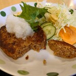 ゆきちゃん - ハンバーグの断面

横には、小さいながら柿が付いてた