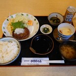 ゆきちゃん - 蓋を取ってみた

■ランチの他にも缶コーヒー（微糖）が付いてきてる
　会計時に申し出れば
　缶のコーヒー（ブラック）又は紅茶（レモンティー）
　と交換してもらえる❕