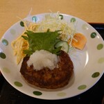 ゆきちゃん - ◯ハンバーグ
業務用で柔らかく肉肉しい
単品で食べたらクドさを感じるであろう普通な味わい