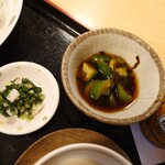 ゆきちゃん - ◯きゅうりの浅漬
昆布と醤油、味醂に漬けられてるっぽい
きゅうりで、味わいが軽く染みてて
サッパリと普通に美味しい味わい

何となく化調も感じるけれどあからさまではない

◯漬物