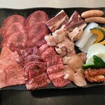 焼肉 やまと - タン、三角バラ？、赤身、ハラミ、カルビ、ホルモン、豚トロ、鶏ササミ、ソーセージ、イカ、玉ねぎ、カボチャ、おまけの何かの肉