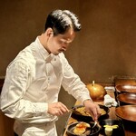 アカ - 個室でも次のパエリアは、シェフが自ら取り分けてくれます♪
      惚れ惚れする〜(^^)