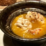 アカ - ■鱈白子と車海老のアヒージョ
      美味しさが染み出した、このオイルだけで、もう至福♪
      白子をアヒージョにねぇ。その感性も良き…
      パンを付けていただくのも美味ですが、残ったオイルがこの後も大活躍するのです。