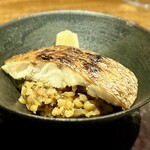 アカ - ■のどぐろのパエリア
                                お米にはビネガーを効かせて。のどぐろはあまり解さずにいただくことで、ソースのように楽しめるとのこと。
                                それぞれ単独では酸と脂が立ちますが、なるほど一緒にいただく美味しさに納得。