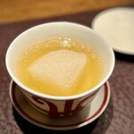 アカ - ■ハモンセラーノのスープ
      どーん！
      こういうのが挟まれると、めっちゃホッとする〜♪
      香り高いスープに煮込まれた大根。
      もう、おでんです(^^)