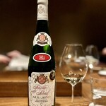 アカ - ■セニョリオ・デ・ソブラルのリアス・バイシャス・アルバリーニョ2022
      透明感があって、酸が優しく伸びていきます。
      ミネラル感もあるので、ビネガー使いの上手な小肌のボカディージョにぴったり。