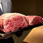 アカ - この日のお肉は、滋賀のサーロインか兵庫のヒレ。
      ヒレをチョイスしていただきました♪