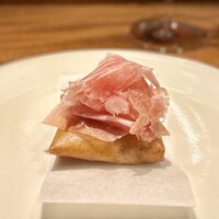 アカ - ■生ハムのクリームのクロケッタ
                      熱々です(^^)
                      冷めるまで、その温度で脂が程良く溶け出したハモンでワインを飲みながら食べ頃を待ちます♡
                      生ハムで作ったクリームと栗が入ったクロケッタの美味しいこと！
