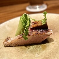 アカ - ■余市の鰤　大根
                    寝かせて旨味が回った鰤は、ねっとりとした食感と、皮目の香ばしさが素晴らしい！
                    脂乗りの良さは、フレッシュな大根の爽やかさとビネガーでバランスを整えて。まさに「ぶり大根」の再構築。