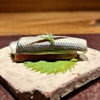 アカ - ■小肌のボカディージョ
                    これ、本当に食べてみたかったんです！
                    小肌自体が肉厚で美味しい！紫蘇と酸味が組み合わされば、もう最強(^^)
                    パン・コン・トマテはしっとりで、食感のアクセントも楽しい♪