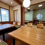Takokukappou Tsukiusagi - カウンター席と ゆったり くつろげる 掘りごたつのテーブル席が あります