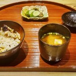 京味 もと井 - 土鍋で炊いたきの子ご飯の上に皮がパリパリで身のフンワリ感が素晴らしい うなぎを敷き詰めてあります。栗麩の赤出汁 と 香物（胡瓜と蕗味噌）。