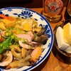 居酒屋ドラ☆キチ - ①茸たっぷりアヒージョ、パン添え(税込530円)
烏賊、剥き小海老、エリンギ、舞茸、橅占地、榎茸、青パプリカ、赤パプリカ、絹鞘豌豆、ガーリックチップ
味わいは濃いめだが、お酒のお供に丁度良い