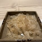 旅館 洋々閣 - 食事：鰹節でなく鶏節をご飯にかけます