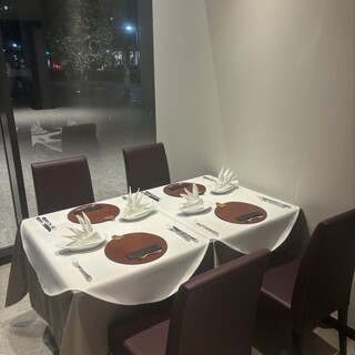 2〜4名様の個室が二部屋。最大10名様までご利用可能。
                                          一部屋室料5,000円