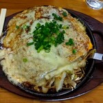 かわせみ - 広島風お好み焼き（トッピング　チーズ）キャベツと麺がぎっしりボリュームあります