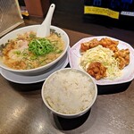 Ramen Rairai Tei - カラアゲ定食(330円)と、ラーメン(770円)。