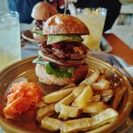 STORAT Burger&Grill - キャロットラペの酸味がハンバーガーに合います。ポテトはしっとりした感じ。