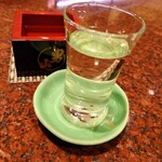 Bettei - 日本酒には、小さな皿も用意してくれます。