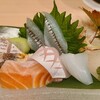 和食工房せと - ②刺身盛り合わせ(税込1,650円~)2,000円位かな？
【細魚、〆鯖、湯引き真鯛、炙り赤叺、サーモン、勘八、剣先烏賊、茎芋】
魚的にピンとかでは無いけれどキチンと選んでチャンと仕込んでいる感じ