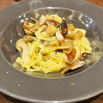 バルハチゴー - 燻製鯛ときのこのペペロンチーノ