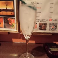 馬刺しと焼き鳥 グルマン三年坂 - 炭酸水